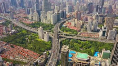 Şangay'daki gün zaman trafik. Cityscape hava panorama 4k Çin