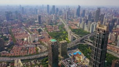 Şangay'daki gün zaman trafik. Cityscape hava panorama 4k Çin