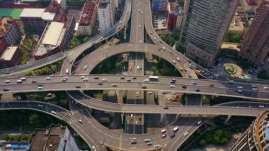 Şangay'daki gün zaman trafik. Cityscape hava panorama 4k Çin