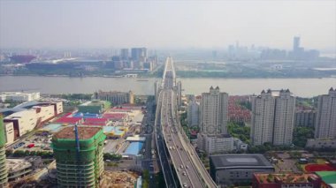 Şangay'daki gün zaman trafik. Cityscape hava panorama 4k Çin