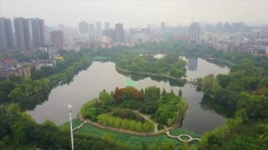 wuhan bulutlu gün zamanında. Yangtze cityscape nehir hava panorama 4k Çin