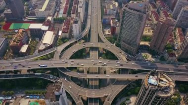 Şangay'daki gün zaman trafik. Cityscape hava panorama 4k Çin