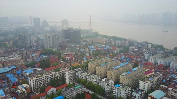 Συννεφιασμένη Μέρα Χρόνος Της Wuhan Yangtze Cityscape Παραποτάμια Εναέρια Πανόραμα — Αρχείο Βίντεο