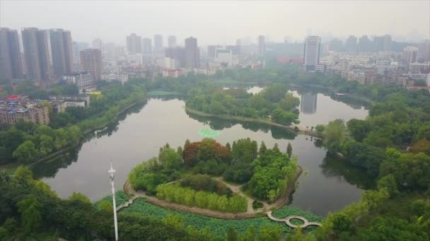 Giorno Nuvoloso Wuhan Yangtze Panorama Aereo Lungo Fiume Paesaggio Urbano — Video Stock