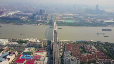 Şangay'daki gün zaman trafik. Cityscape hava panorama 4k Çin