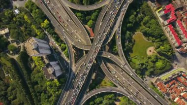 Şangay'daki gün zaman trafik. Cityscape hava panorama 4k Çin