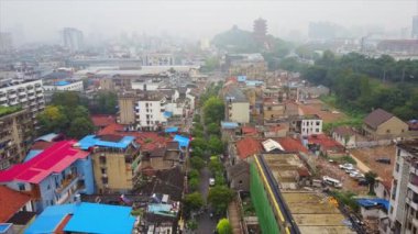 wuhan bulutlu gün zamanında. Yangtze cityscape nehir hava panorama 4k Çin