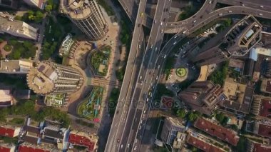Şangay'daki gün zaman trafik. Cityscape hava panorama 4k Çin
