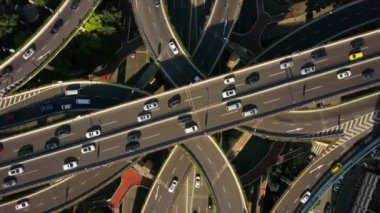 Şangay'daki gün zaman trafik. Cityscape hava panorama 4k Çin
