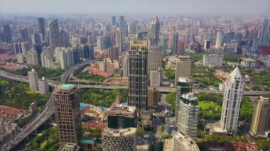 Şangay'daki gün zaman trafik. Cityscape hava panorama 4k Çin