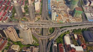 Şangay'daki gün zaman trafik. Cityscape hava panorama 4k Çin