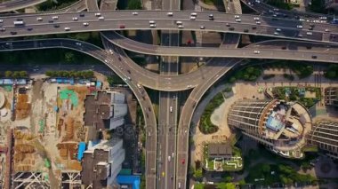 Şangay'daki gün zaman trafik. Cityscape hava panorama 4k Çin