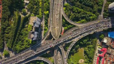 Şangay'daki gün zaman trafik. Cityscape hava panorama 4k Çin