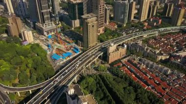 Şangay'daki gün zaman trafik. Cityscape hava panorama 4k Çin