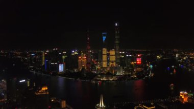 Gece Shanghai cityscape. Pudong şehir üstleri defne hava panorama 4k görüntüleri Çin