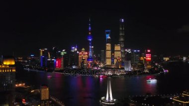 Gece Shanghai cityscape. Pudong şehir üstleri defne hava panorama 4k görüntüleri Çin