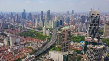 Şangay'daki gün zaman trafik. Cityscape hava panorama 4k Çin