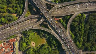 Şangay'daki gün zaman trafik. Cityscape hava panorama 4k Çin