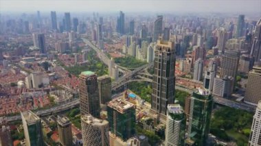 Şangay'daki gün zaman trafik. Cityscape hava panorama 4k Çin