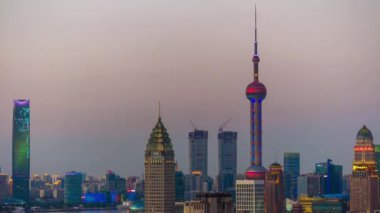 Shanghai cityscape Timelapse görüntüleri akşam. Pudong şehir merkezindeki en fazla Körfez hava panorama 4k Çin