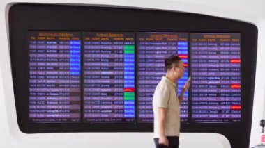 Shanghai, Çin zaman atlamalı aceleyle bir tren istasyonunda hızlı hareket insan