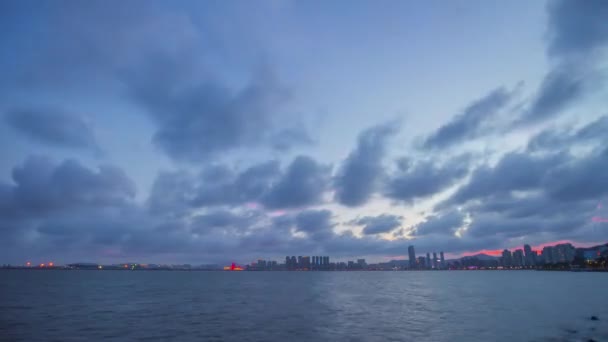 China nachttijd verlicht zhuhai city verkeer straat kruispunt luchtfoto panorama 4k time-lapse — Stockvideo