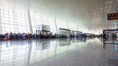 Shanghai, Çin zaman atlamalı aceleyle bir tren istasyonunda hızlı hareket insan