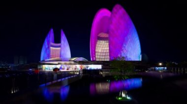 Zhuhai, Çin - Eylül 2017: gece aydınlatma zhuhai şehir ünlü opera binası kare panorama 4k timelapse yaklaşık Eylül 2017 zhuhai, Çin.