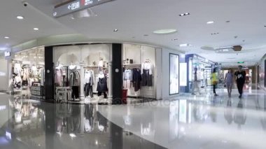 Shanghai, Çin zaman atlamalı aceleyle bir tren istasyonunda hızlı hareket insan