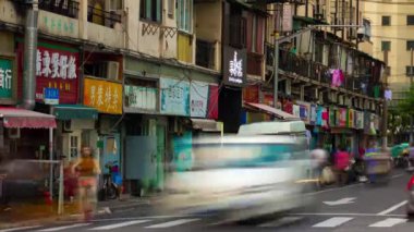 Gün zaman trafik Şanghay sokaklarında. Timelapse 4k görüntüleri Çin