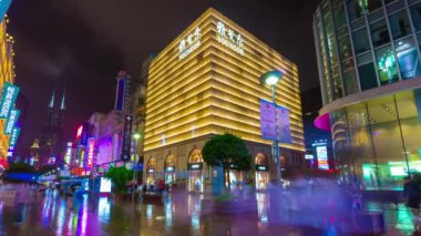 Gece saat trafik Şanghay sokaklarında. Timelapse 4k görüntüleri Çin