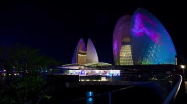 Zhuhai, Çin - Eylül 2017: gece aydınlatma zhuhai şehir ünlü opera binası kare panorama 4k timelapse yaklaşık Eylül 2017 zhuhai, Çin.