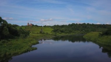 yaz günü ünlü nikola lenivez doğa parkı sıklığı hava nehir kilise panorama 4k Rusya