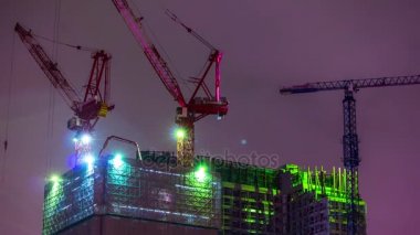 gece şehir merkezinde gökdelen en iyi inşaat vinç panorama 4 k timelapse Çin aydınlatılmış