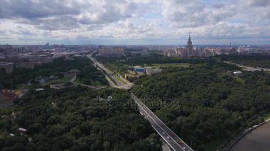 Moskova şehir güneşli gün trafik panorama 4k Rusya
