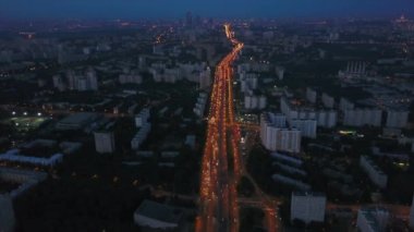 Gece zaman Moskova cityscape aydınlatılmış. Rating kavşak hava panorama 4k Rusya