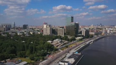 Moskova şehir güneşli gün trafik panorama 4k Rusya