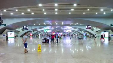 Shanghai, Çin zaman atlamalı aceleyle bir tren istasyonunda hızlı hareket insan