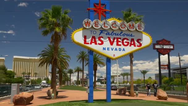 Turistas perto de Las Vegas sinal — Vídeo de Stock