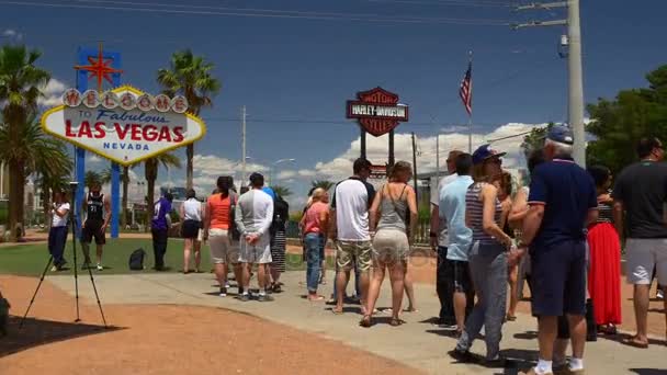 Turistler Las Vegas işareti yakınındaki — Stok video