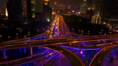 Şangay 'da gece trafiği. Şehir manzaralı hava manzaralı 4k porselen