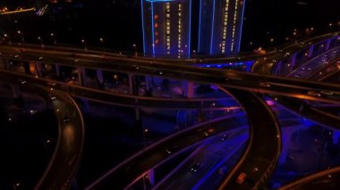 Şangay 'da gece trafiği. Şehir manzaralı hava manzaralı 4k porselen