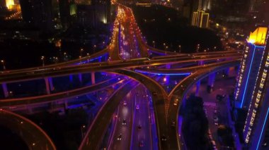 Şangay 'da gece trafiği. Şehir manzaralı hava manzaralı 4k porselen