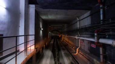 Dubai, Birleşik Arap Emirlikleri - Ocak 2017: Güneş Işık dubai şehir metro yolculuğu açık panorama 4 k Ocak 2017 yaklaşık günbatımı zamanı dubai, Birleşik Arap Emirlikleri.