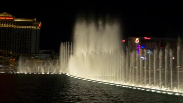 Bellagio hotel en dansende fonteinen — Stockvideo