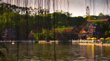 Güneşli bir gün zhuhai şehir ünlü jingshan Parkı Gölü Panoraması 4k timelapse Çin