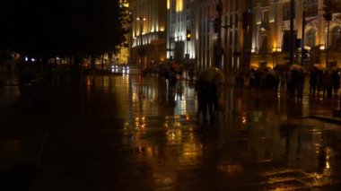 Gece saat trafik Şanghay sokaklarında. 4 k görüntüleri Çin