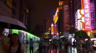 Gece saat trafik Şanghay sokaklarında. 4 k görüntüleri Çin