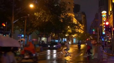 Gece saat trafik Şanghay sokaklarında. 4 k görüntüleri Çin