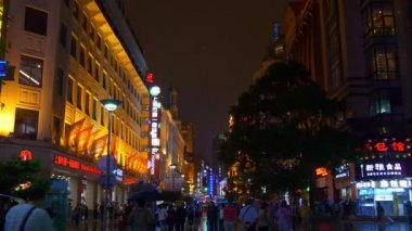 Gece saat trafik Şanghay sokaklarında. 4 k görüntüleri Çin